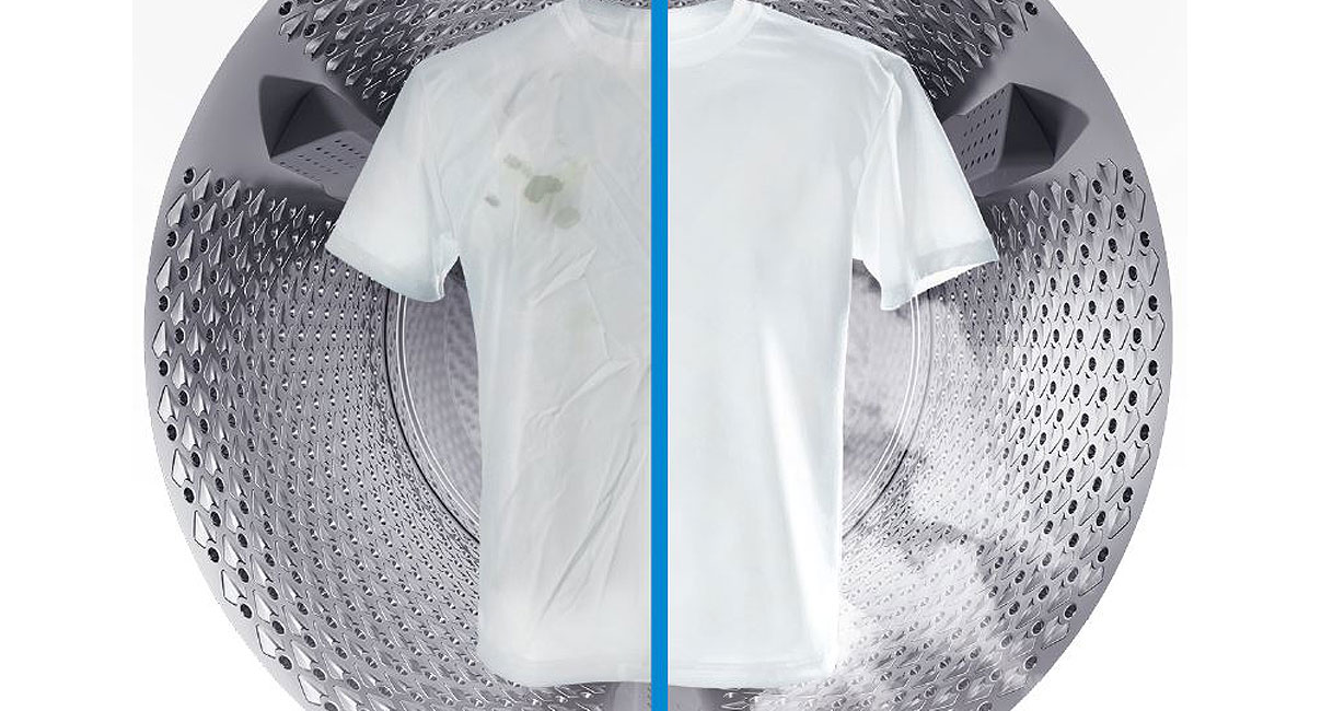 Voor en na vergelijking van kleding in een wasdroger waarbij SteamCure stoom gebruikt om kleding op te frissen en kreukels te verminderen