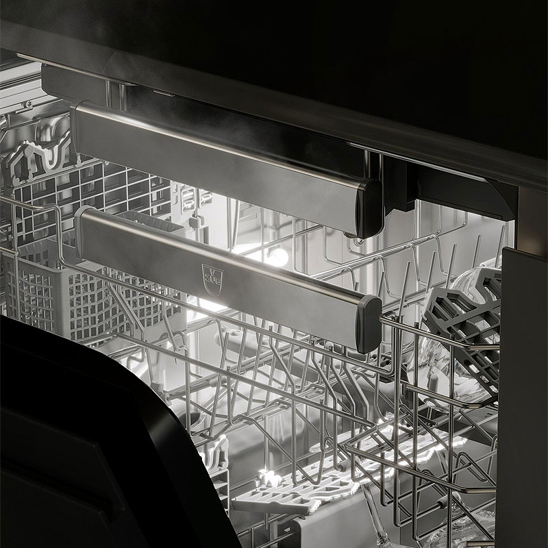 Close-up van V-ZUG Adora vaatwasserinterieur met SteamFinish, stoomdroging voor glanzende glazen en vlekvrij servies.