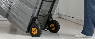 Gebruik hulpmiddelen bij het vervoer zoals een steekwagen.