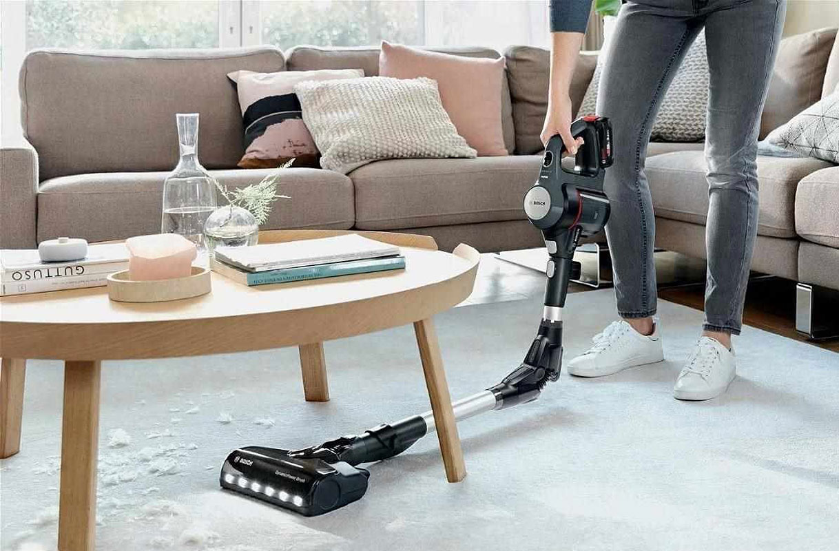 Bosch steelstofzuiger snoerloos in gebruik in moderne woonkamer met LED-verlichting op vloermondstuk