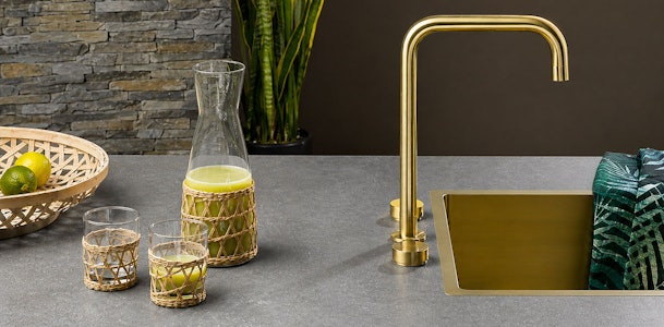 Sterk en waterbestendig Greengridz keukenblad met gouden spoelbak en kraan in moderne keuken