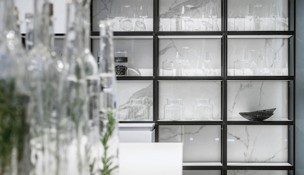 Stevige metalen frames en gehard glas.
