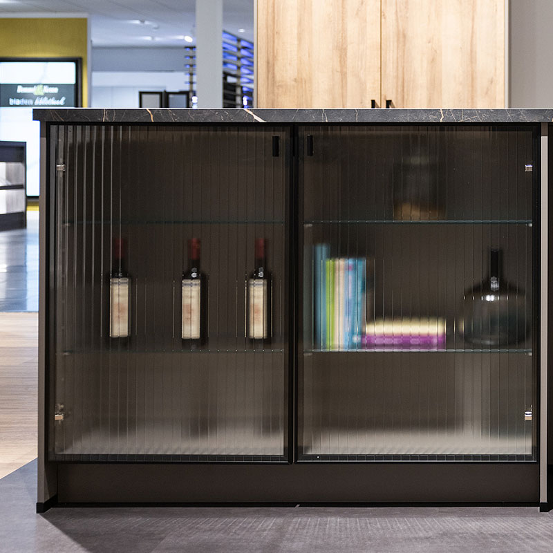 Stijlvolle vitrinekast aan de voorzijde van het kookeiland