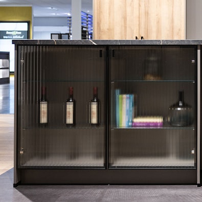 Stijlvolle vitrinekast aan de voorzijde van het kookeiland