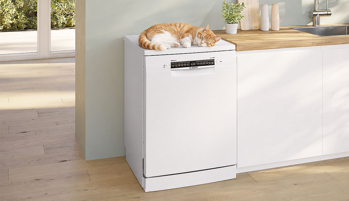Slapende kat op een stille Bosch vaatwasser in een rustige keuken
