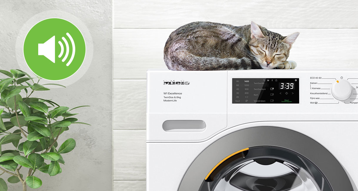 Extra stille wasmachine met slapende kat bovenop als symbool voor een laag geluidsniveau tijdens het wassen en centrifugeren.