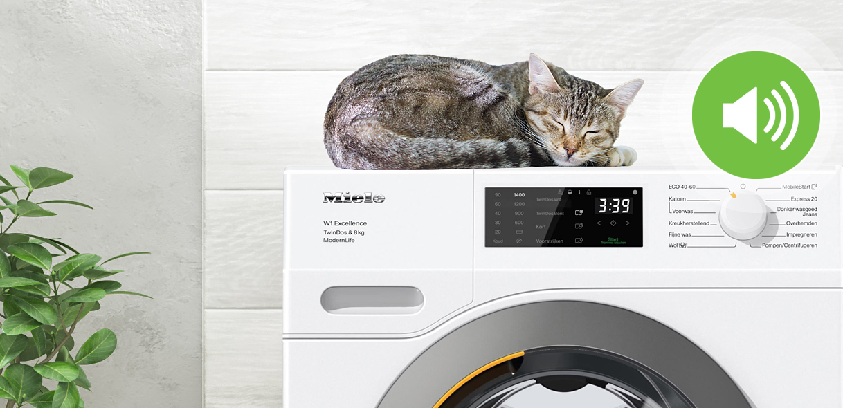 Kat slaapt ontspannen op stille Miele wasmachine