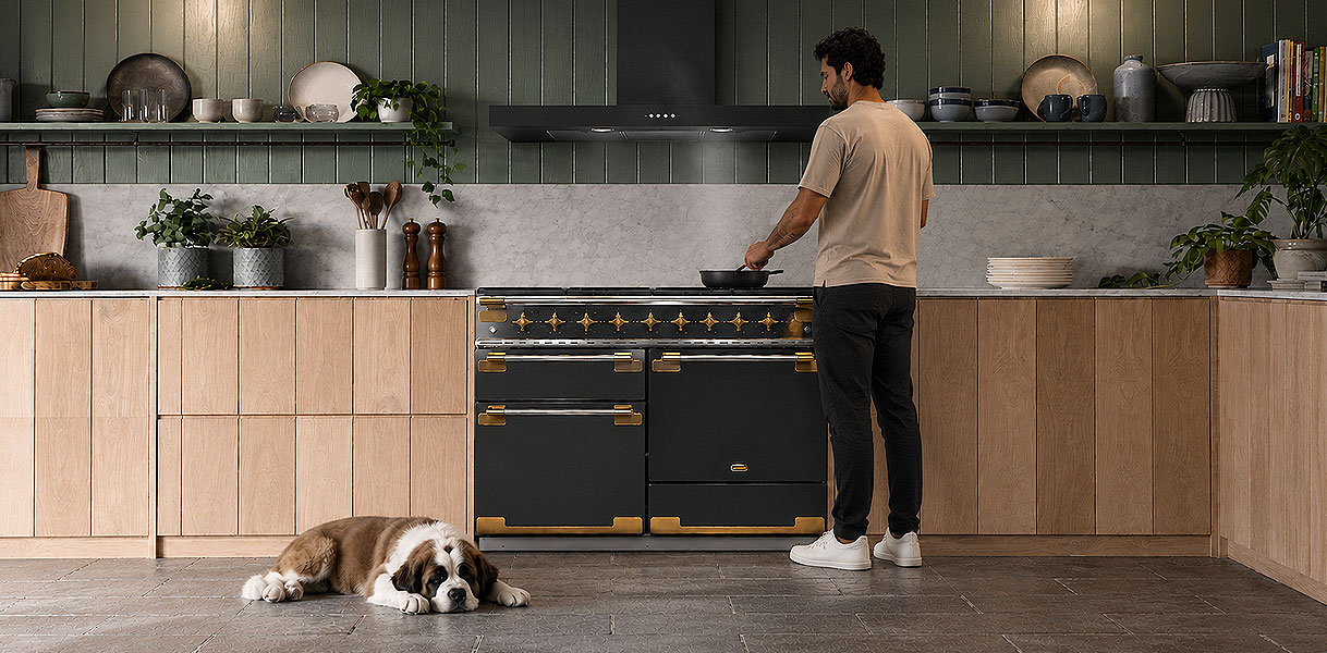 Stille recirculatie afzuigkap in open keuken met kokende man en slapende hond