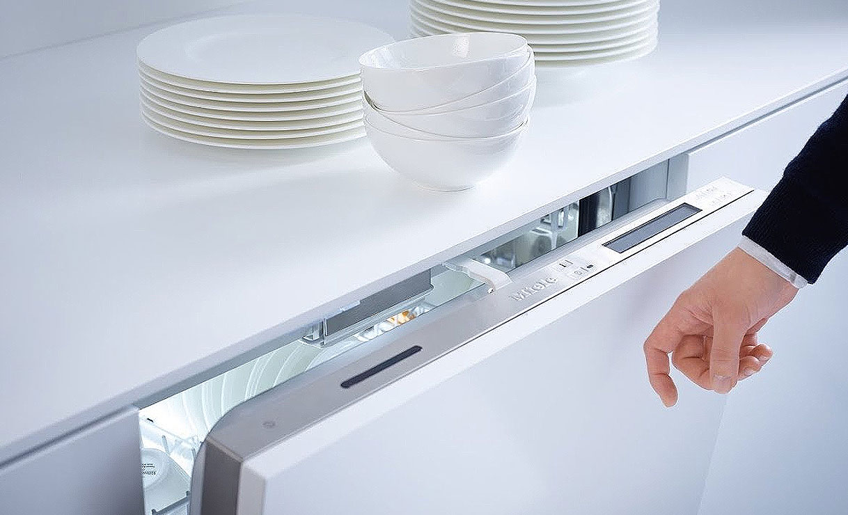 Hand zet de deur van de vaatwasser op een kier zodat restvocht kan verdampen