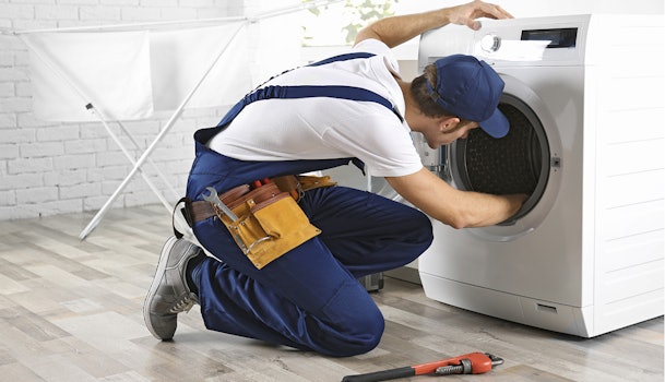 Stinkende wasmachine laten oplossen door een professional.