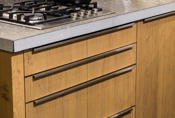 Stoere greeplijsten bij een houten keuken
