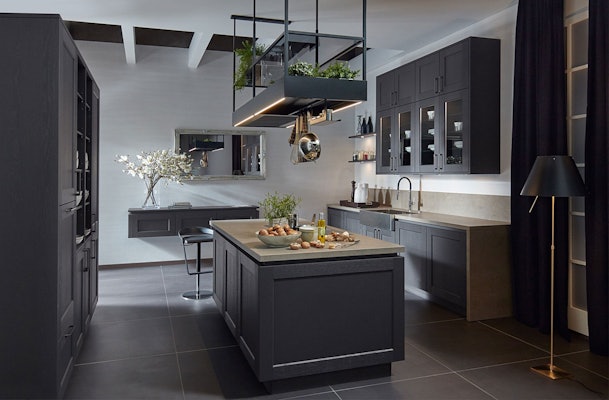 Stoere landelijk zwarte keuken.