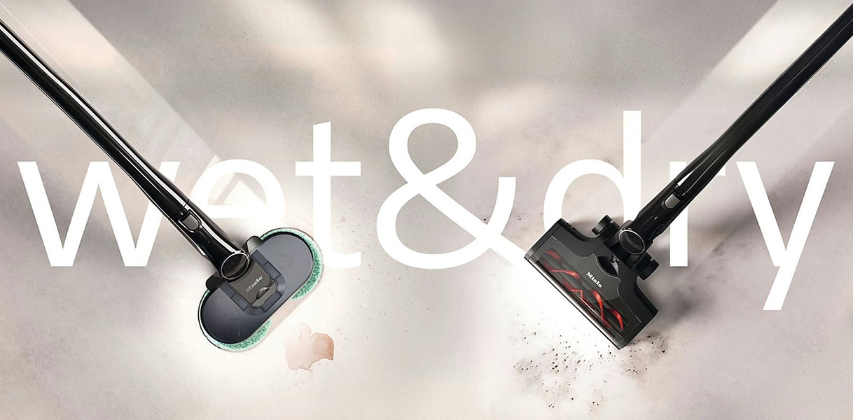 Miele Triflex HX3 Aqua met AquaTwister Pro dweilborstel en standaard zuigborstel naast elkaar met tekst 'wet & dry'