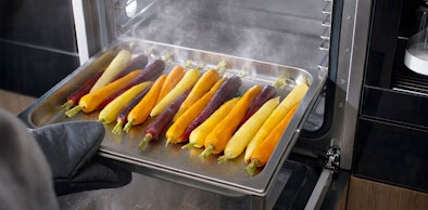 Kleurrijke wortels op een ovenrooster bereid met stoom voor maximaal behoud van voedingsstoffen