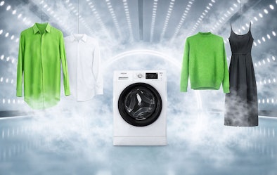 Whirlpool droger met Steam Refresh stoomfunctie die kleding opfrist tussen hangende kledingstukken