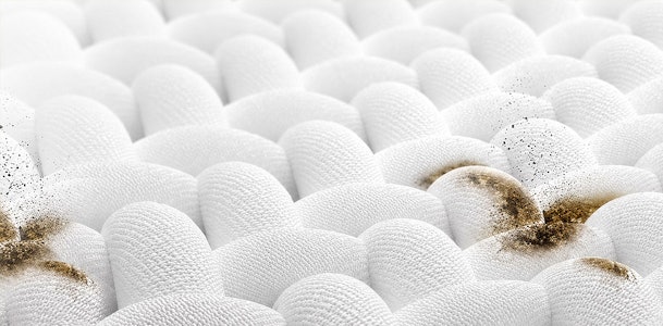 Hardnekkige bruine vlek in wit textiel die met stoom wordt voorbehandeld