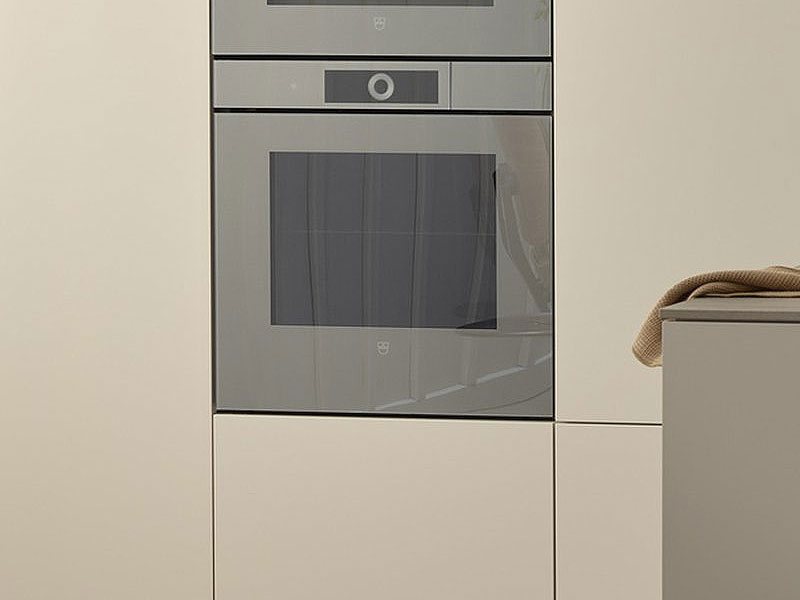 V-ZUG stoomoven ingebouwd in kolomopstelling met spiegelglas front en moderne keukendesign