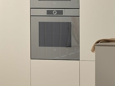 V-ZUG stoomoven ingebouwd in kolomopstelling met spiegelglas front en moderne keukendesign