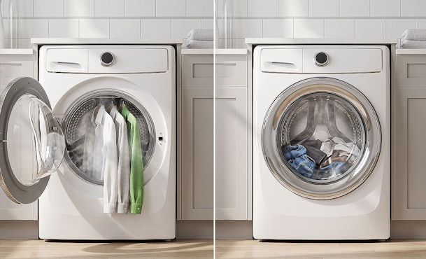 Wasmachine met hangende kleding in een stoomprogramma naast wasmachine met stoomoptie bij een wasbeurt
