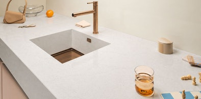 Stootvast composiet aanrechtblad met spoelbak, koperen kraan en speelse decoratie