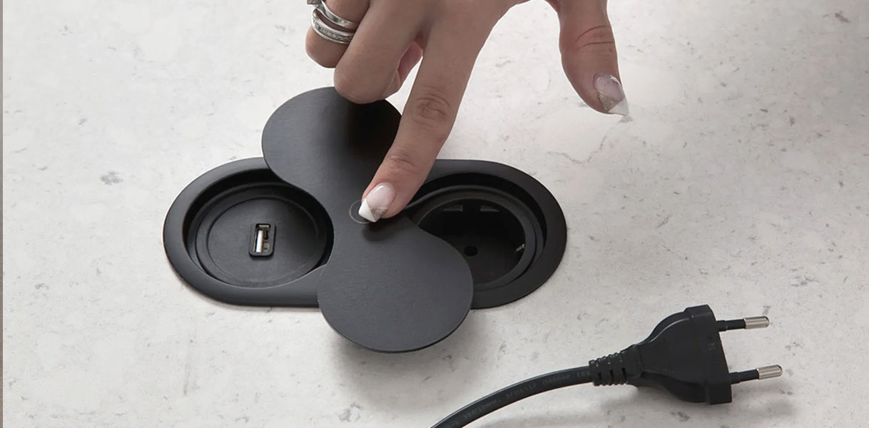 Inbouw stopcontact en USB aansluiting in werkblad van kookeiland, handig voor opladen aan de bar