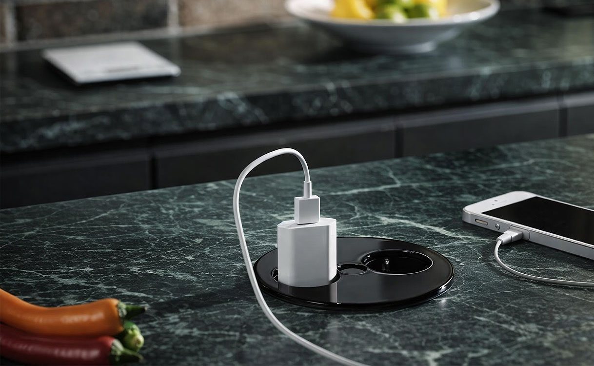 Inbouw stopcontact in kookeiland met oplader en smartphone