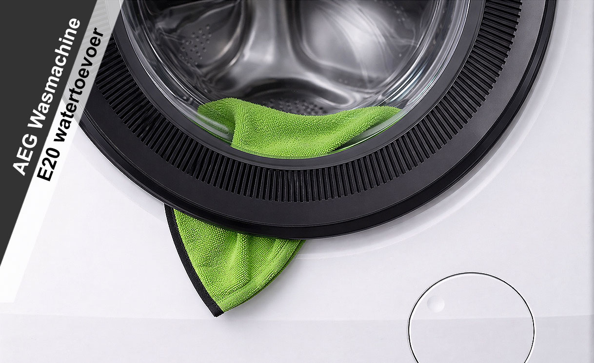 AEG wasmachine met deur op kier en doek tussen manchet wat duidt op E40 deurvergrendeling storing