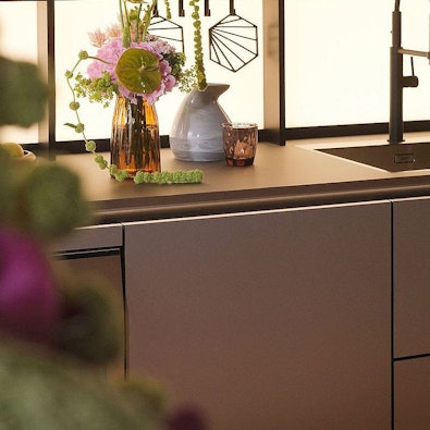 Strak werkblad in rustige keukenstijl