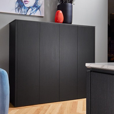 Donkere eiken kastenwand met verticale lijnen en houtstructuur