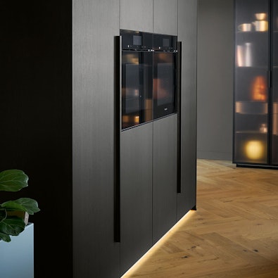 Strakke wand met inbouwovens