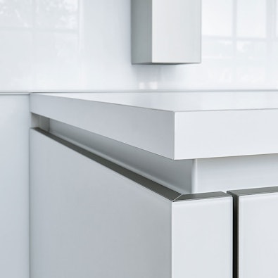 Strakke witte greeploze fronten