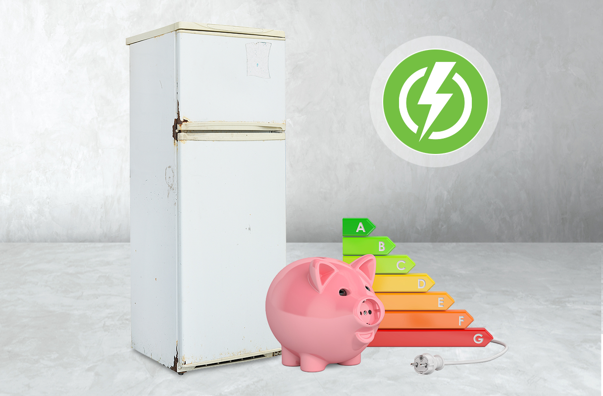 Oude vriezer met hoog energieverbruik naast energielabel en spaarvarken
