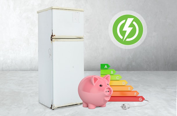 Oude vriezer met hoog energieverbruik naast energielabel en spaarvarken