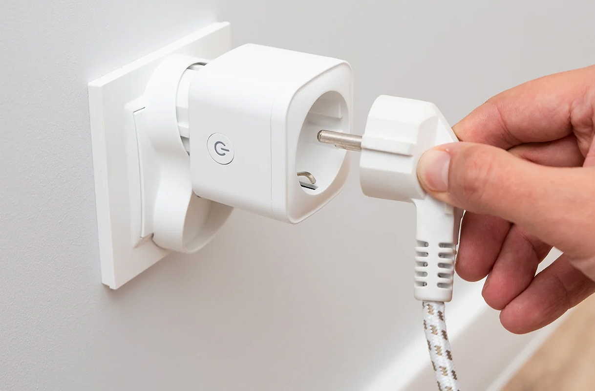 kWh-meter tussen stopcontact en stekker waarmee het stroomverbruik van een vriezer wordt gemeten.