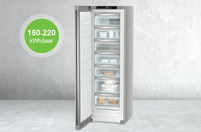 Open staande vrieskast met meerdere lades en een energieverbruik van 150–220 kWh per jaar.