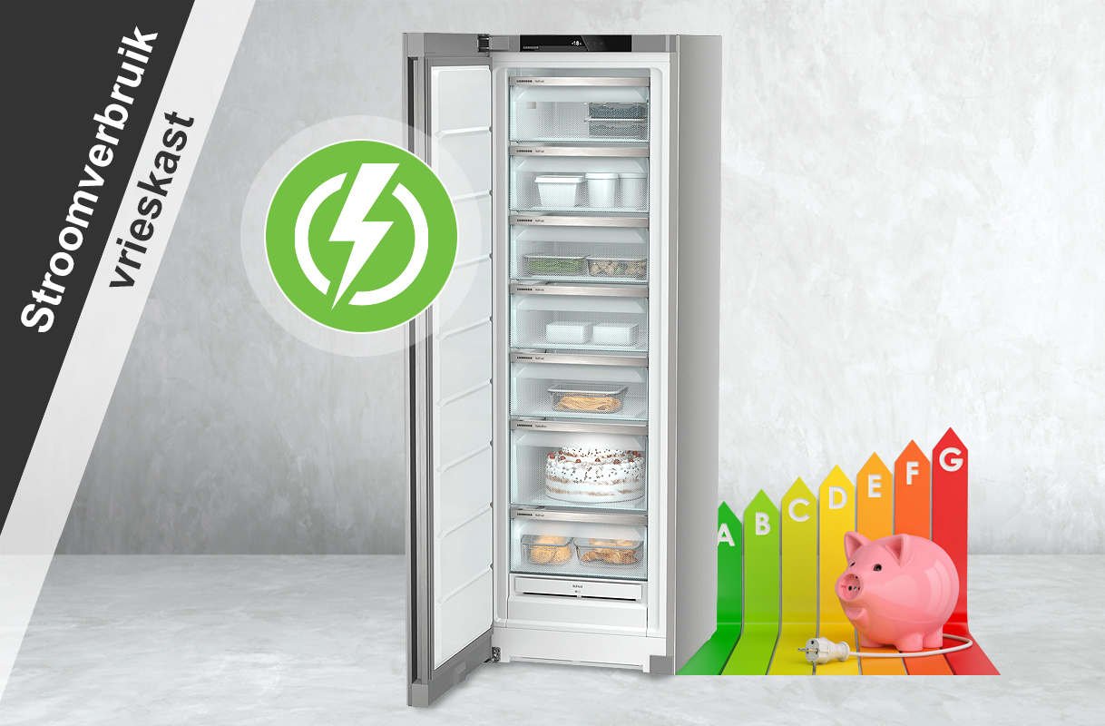 Staande vrieskast met open deur en energie-efficiëntie indicatie
