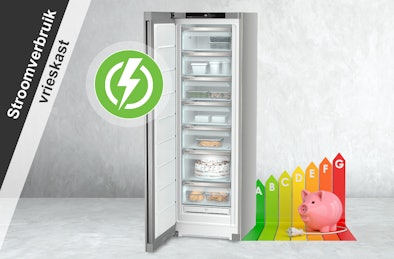 Staande vrieskast met open deur en energie-efficiëntie indicatie