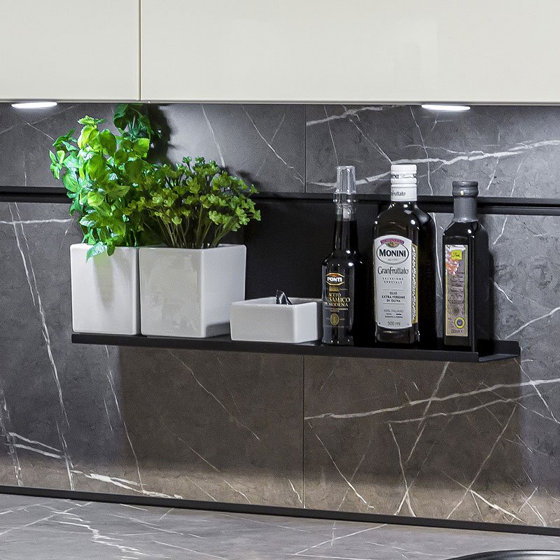 Systeem achterwand voor een georganiseerde keuken