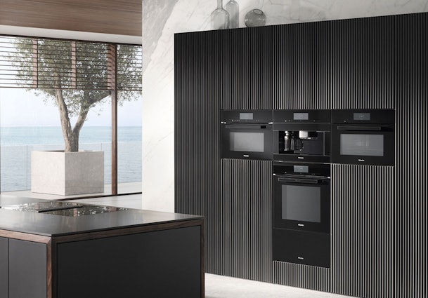 Miele T-design keukenopstelling met vijf inbouwapparaten in symmetrische T-vorm