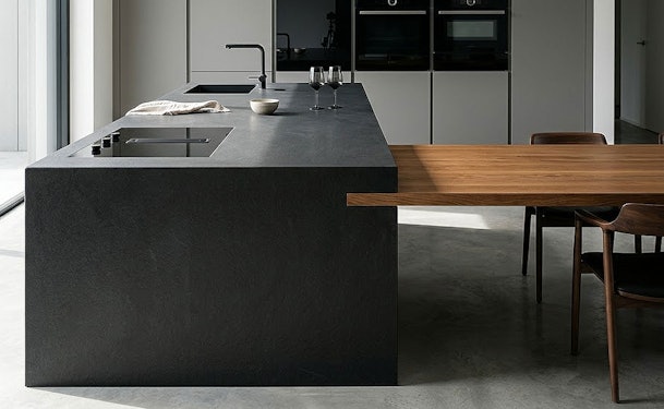 Kookeiland met hoger werkblad en lager houten eettafelgedeelte op 75 cm met eetkamerstoelen