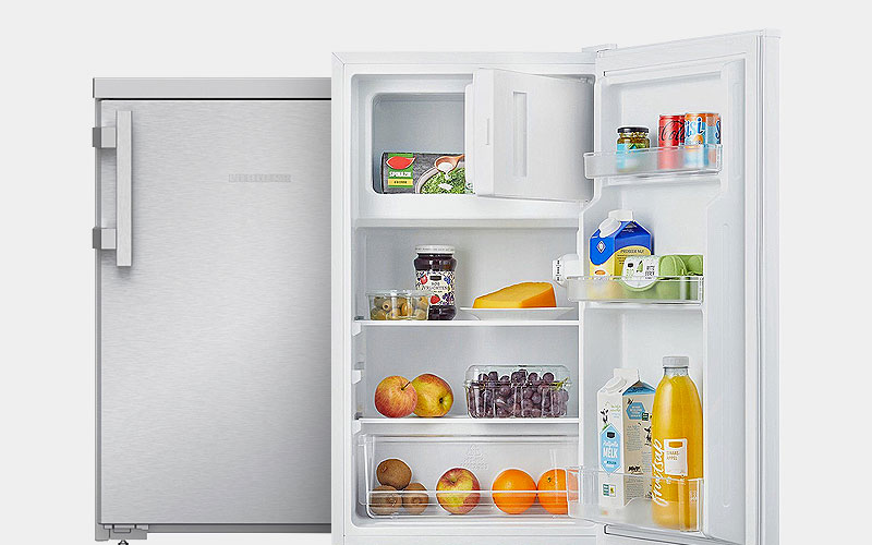 Vrijstaande tafelmodel koelkast met geïntegreerd 4-sterren vriesvak en compacte indeling voor kleine keukens.