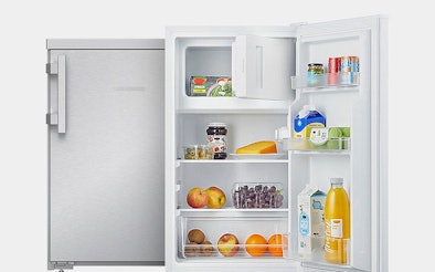 Vrijstaande tafelmodel koelkast met geïntegreerd 4-sterren vriesvak en compacte indeling voor kleine keukens.