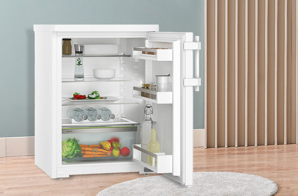 Tafelmodel koelkast zonder vriesvak met open deur en overzichtelijke indeling met groentelade, deurvakken en glasplateaus.