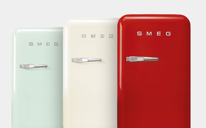 Retro tafelmodel koelkast in rood, crème en mintgroen met afgeronde hoeken en vintage design van Smeg.