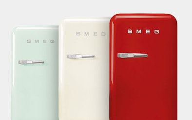 Retro tafelmodel koelkast in rood, crème en mintgroen met afgeronde hoeken en vintage design van Smeg.