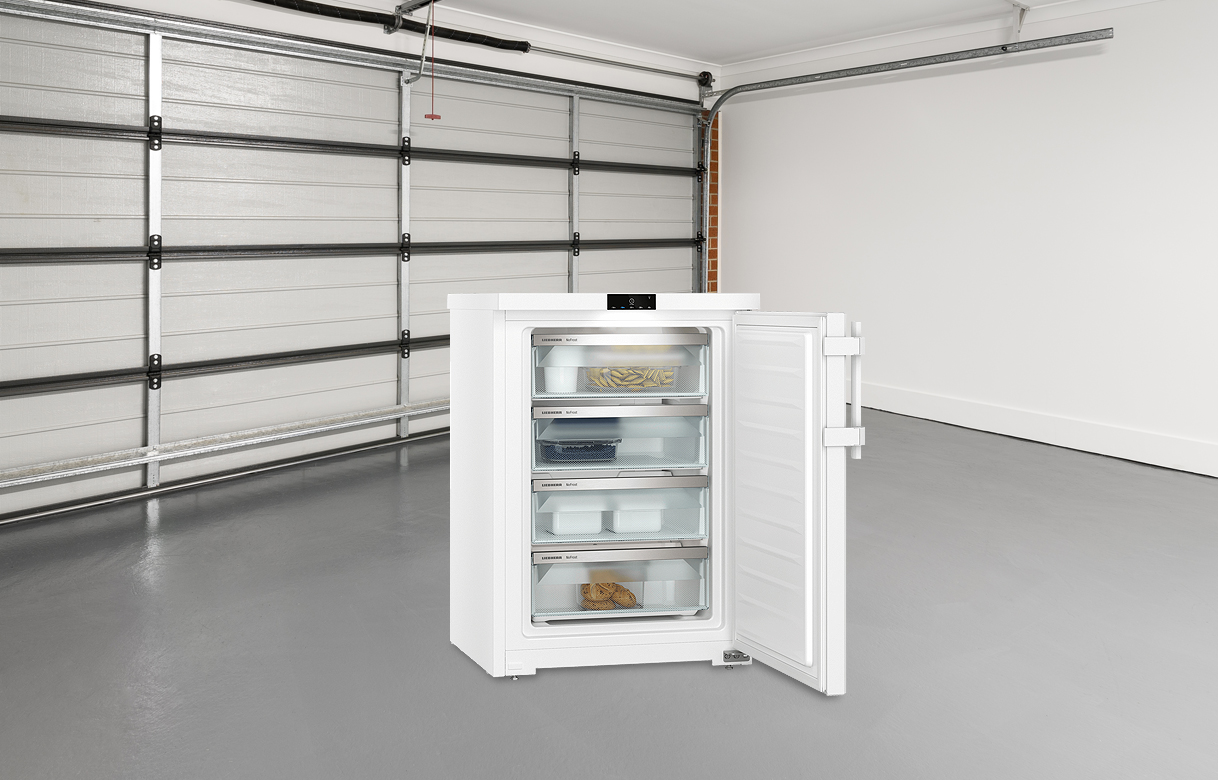 Compacte tafelmodel vriezer in een garageruimte