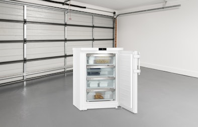 Compacte tafelmodel vriezer in een garageruimte