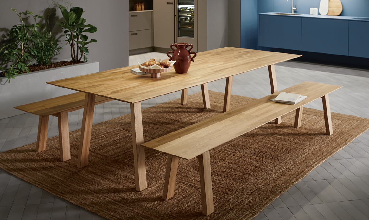 De tafels en banken van next125 zorgen voor een vloeiende overgang tussen de keuken en de leefruimte.