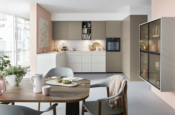 Taupe keuken met een marmer blad.