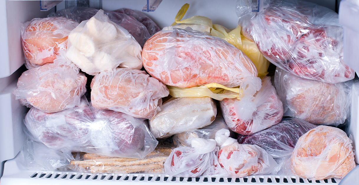 Overvolle vriezer met strak opgestapelde ingevroren producten waardoor luchtcirculatie ontbreekt.